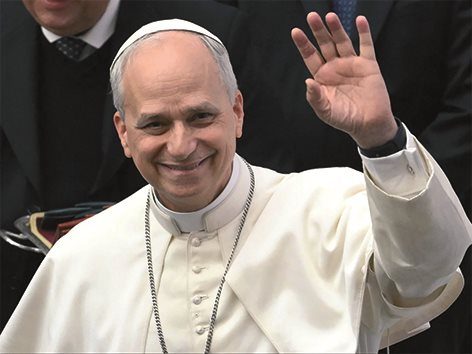 Ojciec Święty Leon XIV pozdrawiający