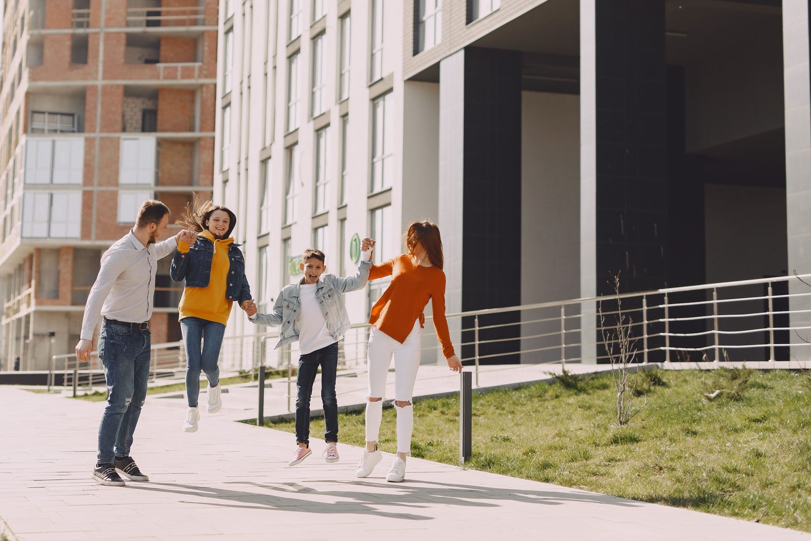 Rodzina w mieście na spacerze. Rodzice z dwójką dzieci.