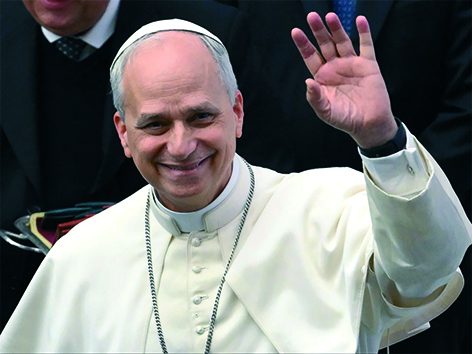 Ojciec Święty Leon XIV w geście pozdrowienia.