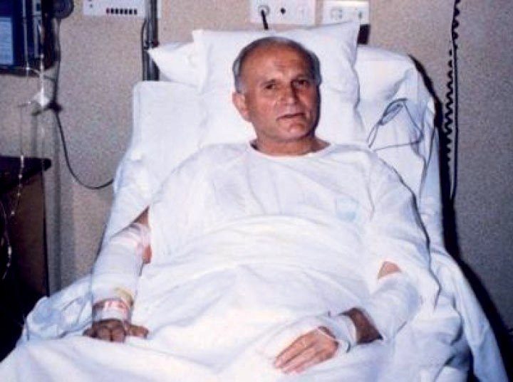 Jan Paweł II leży na łóżku w klinice Gemelli