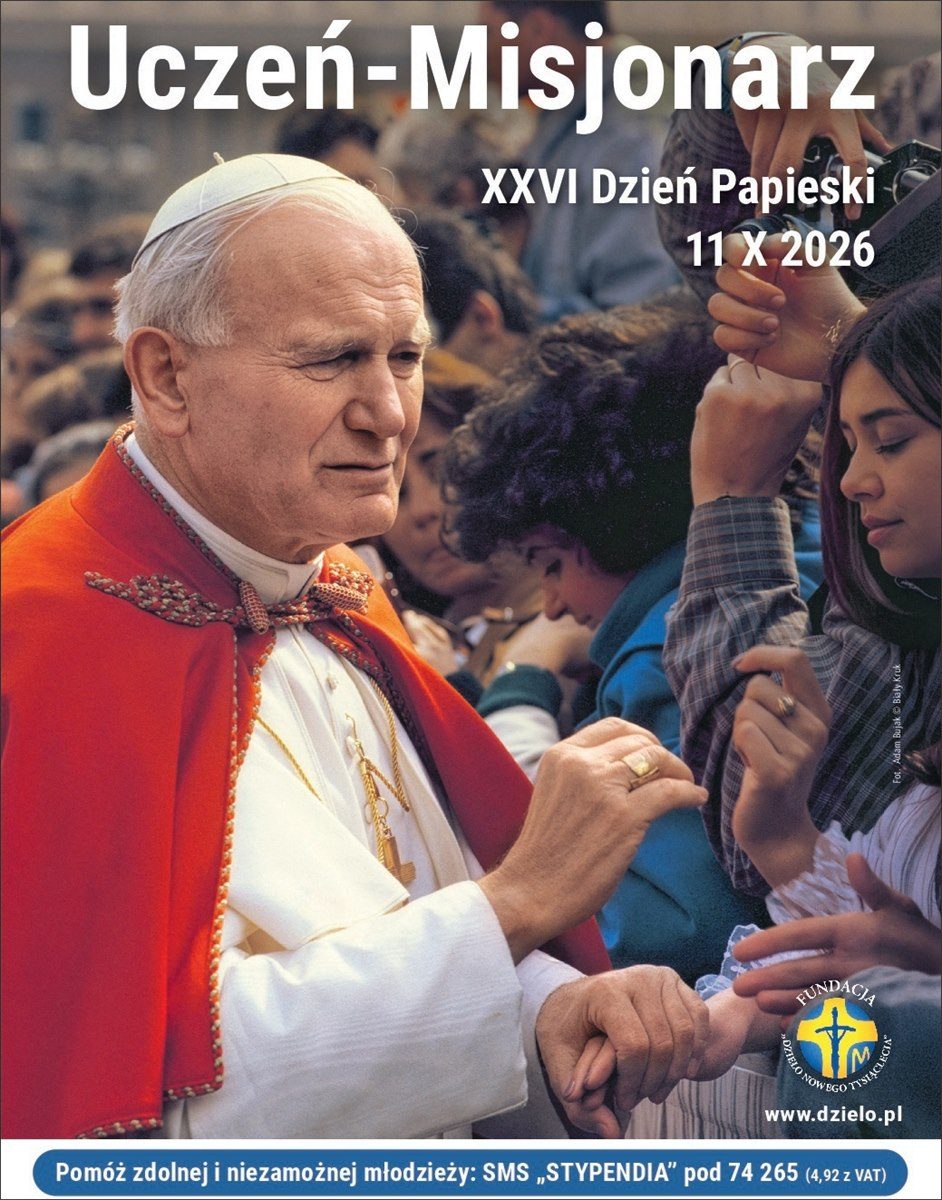 Jan Paweł II wita się z pielgrzymami trzyma za dłoń dziecko